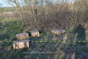 Barbati cercetati pentru contrabanda: Peste 15.000 pachete tigari confiscate la frontiera de nord (galerie foto+video) 