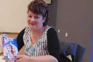 O ASISTENTĂ MEDICALĂ SCRIE ŞI DĂRUIEȘTE CĂRȚI CELOR VINDECAȚI DE COVID-19
