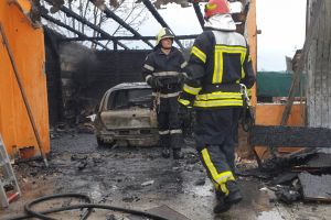 FOTO. Incendiu provocat de trăsnet în Satu Mare. Garaj, maşină şi scuter distruse