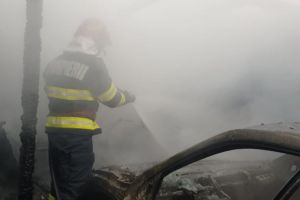 Incendiu provocat de un trasnet. Unde si cu ce forte de interventie actioneaza pompierii (galerie foto)  