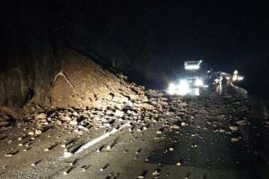 Trafic blocat pe Valea Oltului – Au căzut pietre pe carosabil