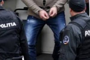 Arestaţi preventiv după ce au organizat o petrecere în timpul pandemiei şi au ameninţat poliţiştii cu moartea