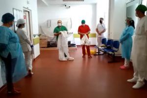 Un medic de la Spitalul Judeţean Baia Mare îşi instruieşte zilnic colegii cu privire la echipamentul de protecţie (VIDEO)
