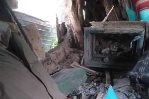 FOTO Un bărbat din Botoşani  trăieşte cu frica în sân. Casa sa este în pericol de prăbuşire