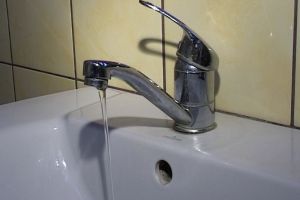 Probleme la reţeaua de apă din municipiul Botoşani. Nova Apaserv cere populaţiei să-şi facă rezerve de apă