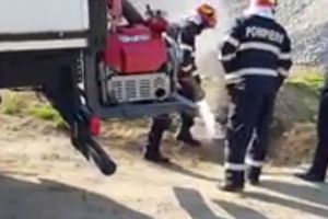 VIDEO Mai multe deşeuri din plastic au fost incendiate într-un canal, în zona Lebăda