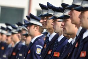 ȘOCANT! Un poliţist ȘI-A BĂTUT soţia în public, până a băgat-o în spital