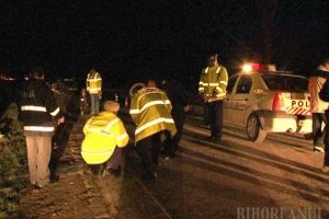 Un bihorean în vârstă de 29 de ani a murit zdrobit în maşină după ce a urcat la volan fără permis. Pasagerii săi sunt la spital