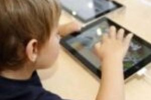 Tablete gratuite pentru toţi elevii unei şcoli din Timiş. Cui aparţine iniţiativa?