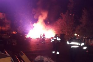 Incendiul din curtea Carrefour risca să se propage la un rezervor cu 200 de litri de GPL. Cum a izbucnit focul (FOTO / VIDEO)