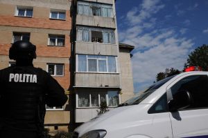 Un copil s-a trezit de ziua lui cu mascaţii poliţiei în faţa blocului. Chiar pe el îl căutau