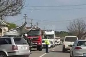 Accident grav la Păltinoasa, între un tir şi un autoturism. ...