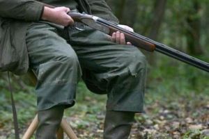 Braconier prins la Brădeni – S-a ales cu dosar penal şi cu o amendă uriaşă pentru că a ieşit din casă