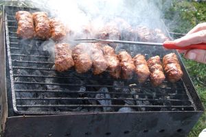 ATENȚIE la ceea ce mâncaţi de 1 Mai! Alimentele PREFERATE de români, adevărată OTRAVĂ