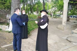 FOTO & VIDEO! Ministrul Sănătăţii a mers la biserica din curtea Spitalului Judeţean. Preotul paroh: Mi-a salvat soţia!