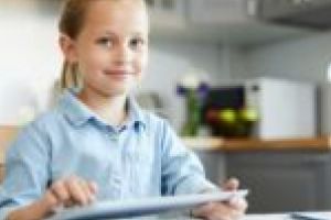 Peste 600 de tablete pentru elevii Reşiţei care nu pot participa la cursurile online