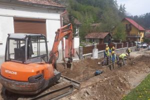 Au început lucrările Companiei Apa Braşov pentru ecologizarea pârâului Graft