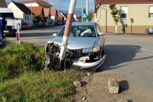 FOTO: Un sibian a intrat cu maşina în bariera de pe Calea Turnişorului – Trafic blocat