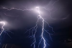 Casă din comuna Cherechiu, în flăcări după ce a lovit-o un trăsnet