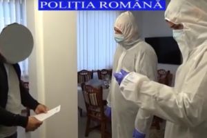 VIDEO. Înşelăciune cu măşti medicinale. Poliţiştii au descins la două adrese