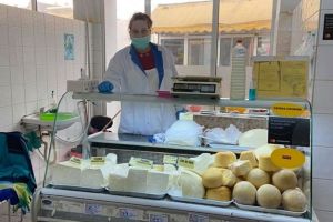 Produse lactate proaspete în Piaţa Cibin – Cât mai e kilogramul de telemea şi brânză de burduf