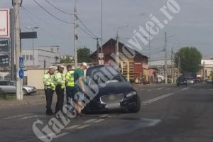 TÂRGOVIȘTE: Maşină de lux, distrusă de un şofer neatent