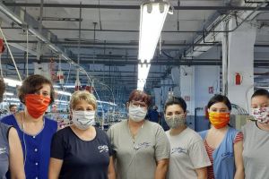 Alternativa măştilor medicinale scumpe şi aproape imposibil de găsit se produce chiar la Timişoara. Pot fi personalizate