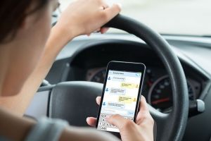 Reguli noi privind folosirea telefonului mobil la volan