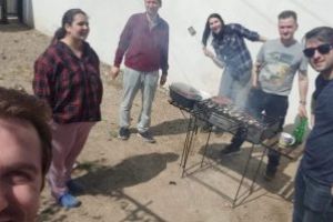 EXCLUSIV S-a elucidat misterul pozei publicate de politista din Braila, la gratar, in timpul starii de urgenta / ORICE POZA ARE O EXPLICATIE, mai ales cand are grad si cascheta