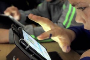 Aleşii bihorenilor au alocat 200.000 lei pentru „testarea coloniilor de romi din judeţ” şi cumpără tablete cu 1.000 lei bucata