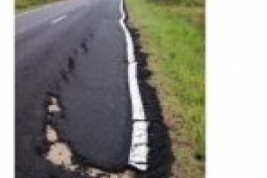 Unde dai şi unde crapă! Drumul dintre Utvin şi Sânmihaiu Român s-a spart la două săptămâni de la modernizare