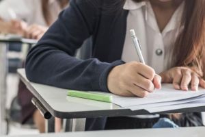 Studenţii din Sibiu nu vor să dea examene online – Cer să meargă la facultăţi