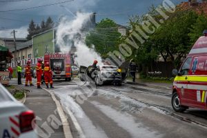 Trafic blocat în Schela Mare, după ce o maşină a luat foc în trafic