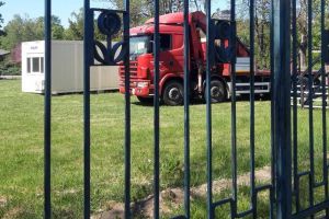 Opt module închiriate de Spitalul Municipal Timişoara pentru pacienţii suspecţi de COVID-19 au fost aduse în Parcul Botanic. Demersuri pentru mutarea lor