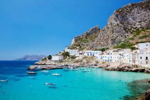 Vacanţă mai ieftină – O insulă din Italia plăteşte o parte din costurile turiştilor după criză