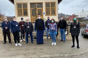FOTO| „Fapte pline de lumină”: Aproape 1.300 de persoane au primit hrană caldă şi materiale sanitare, din partea Arhiepiscopiei Alba Iulia, în perioada Săptămânii Luminate