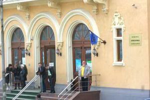 Nu fotografiati, nu inregistrati“: Pistoale, telefoane si copii sub 10 ani. Comportamente interzise in sala de judecata
