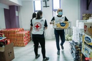 Crucea Roşie a ajutat zeci de familii izolate – Cadrele medicale au primit echipamente de protecţie
