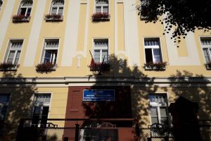 Spălatul pe mâini, descurajat de apa rece care curge la toate robinetele şcolilor, inclusiv la reabilitatul CNAM