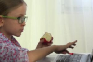 O treime dintre elevii din Timiş învaţă online. Unde sunt cele mai mari probleme?