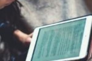 Un cadru didactic a reuşit să rupă barierele unui sistem de învăţământ defect. Zeci de tablete împărţite elevilor nevoiaşi pentru lecţii online