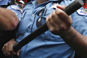 Sechestraţi la domiciliu: Un poliţist din Bihor a băgat cu forţa în izolare familia şi vecinul unui şofer de TIR
