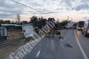 DN 72: Șofer, încarcerat! S-a răsturnat cu TIR-ul în curba de la Dragodana