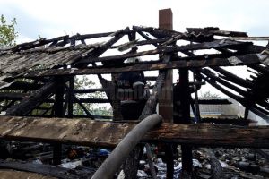 Incendiu la acoperişul unei case, provocat de joaca copiilor cu focul