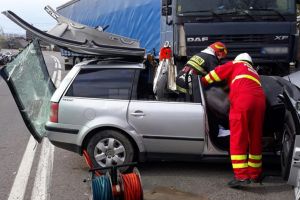 Accident grav la Păltinoasa, între un tir şi un autoturism. ...