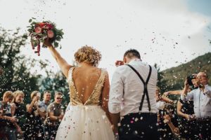 Autorităţile analizează dacă românii vor putea face nunţi după 15 mai