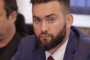 Consilierii locali PSD nu au vrut să renunţe la cei 50% din indemnizaţie. Cristian Niculescu Țăgârlaş spune că le lipseşte din ADN, omenia. Banii trebuiau să fie folosiţi pentru familiile nevoiaşe din Baia Mare
