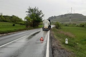 FOTO: Un TIR defect blochează un sens de mers pe Valea Oltului. Se circulă alternativ