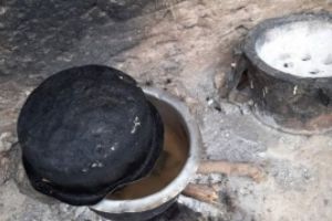 VIDEO TRIST - O văduvă a fiert pietre pentru copiii ei infometati, în speranţa că ii va pacali si vor adormi asteptand să mănânce