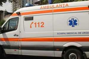 Şofer acroşat de un autoturism, la Cristuru Secuiesc, în timp ce descărca marfă